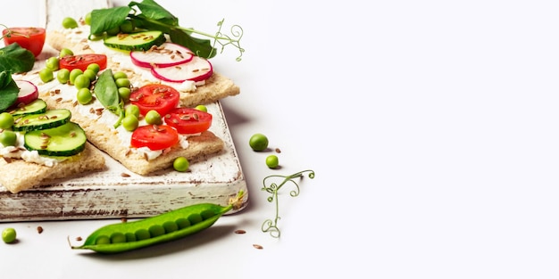 Deska z kanapkami i dodatkami